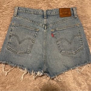 Levi’s ribcage distressed shorts 28”